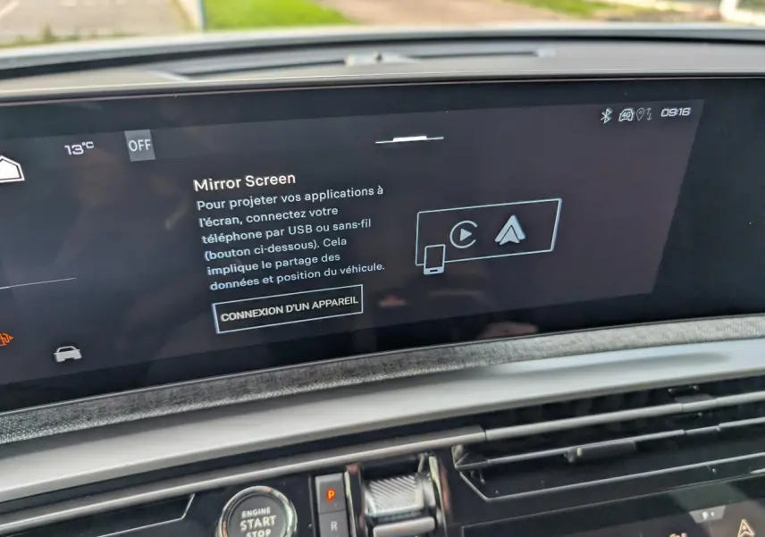 Écran tactile central du Peugeot 3008 GT 2025 avec interface Mirror Screen et décor tissu gris chiné.