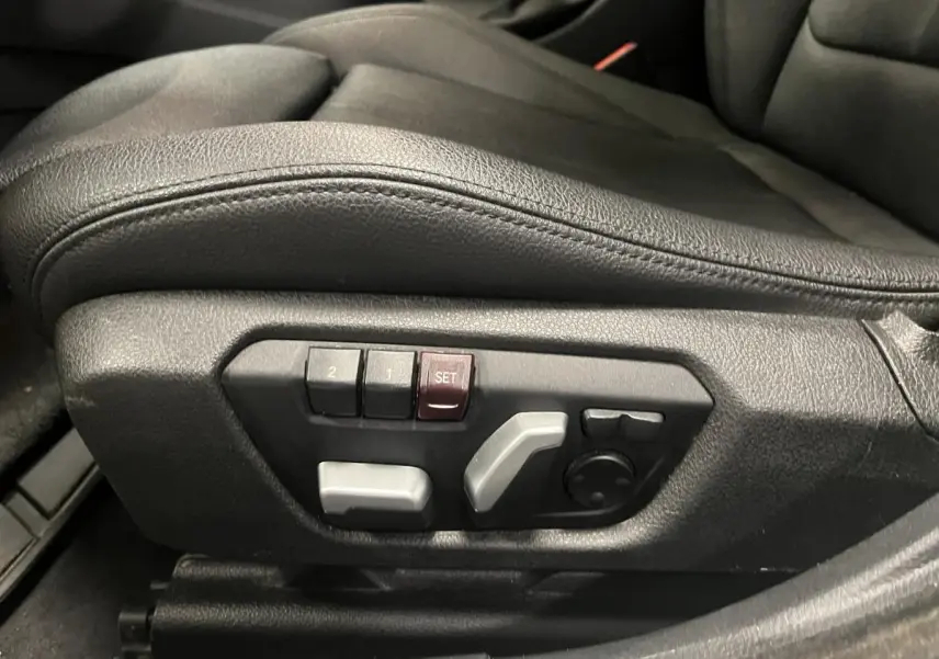 Réglages électriques des sièges en cuir noir côté gauche d'une BMW Série 4 Gran Coupé blanc 2019.