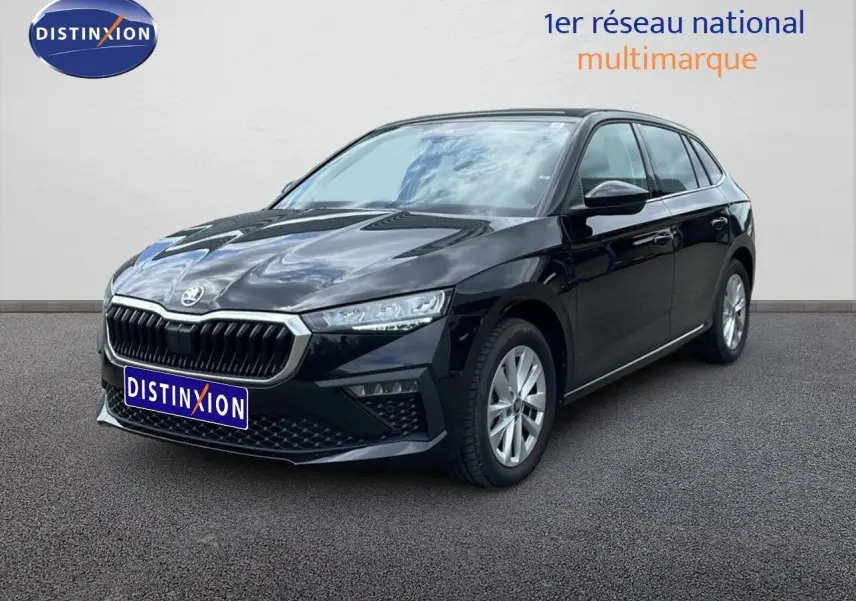 Skoda Scala noir magique métal vue 3/4 avant droit, mettant en valeur sa calandre distinctive et ses optiques fines.