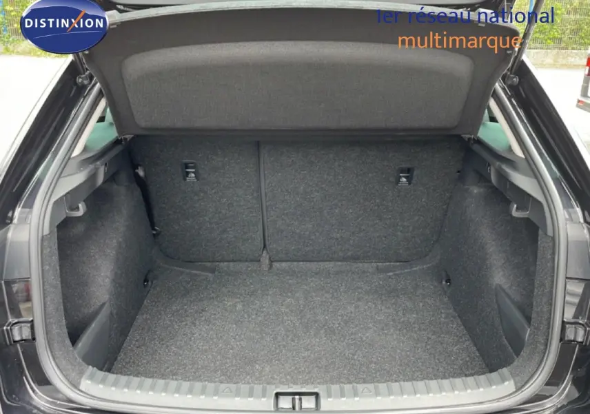 Coffre ouvert vu de l'arrière d'une Skoda Scala noir magique métal, montrant un espace de chargement propre et spacieux.