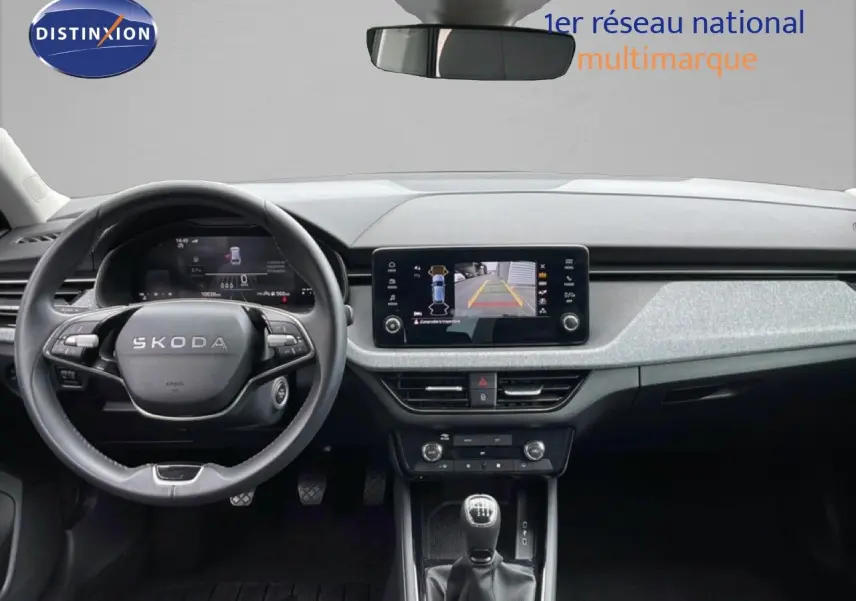 Vue intérieure frontale du tableau de bord de la Skoda Scala noire, avec écran tactile affichant la caméra de recul.