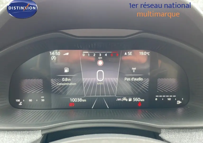 Vue rapprochée du tableau de bord numérique de la Skoda Scala noir magique, affichant la vitesse à 0 km/h et la consommation.
