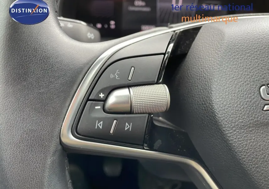 Gros plan sur les commandes gauche du volant en cuir noir de la Skoda Scala 2025, version 1.0 TSI Noir Magique Metal.