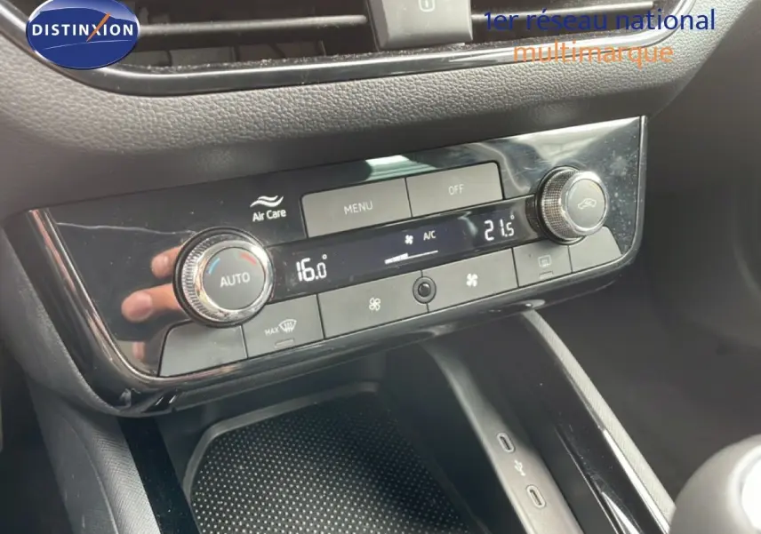 Détail de la console centrale avec commandes de climatisation digitale sur Skoda Scala noir magique métal 2025.