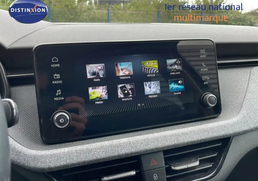 Écran tactile central du tableau de bord de la Skoda Scala noir magique, affichant le menu multimédia et réglages.