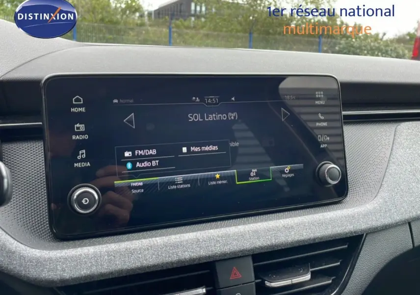 Écran tactile central de la Skoda Scala noir magique métal, affichant la radio FM/DAB avec interface moderne.