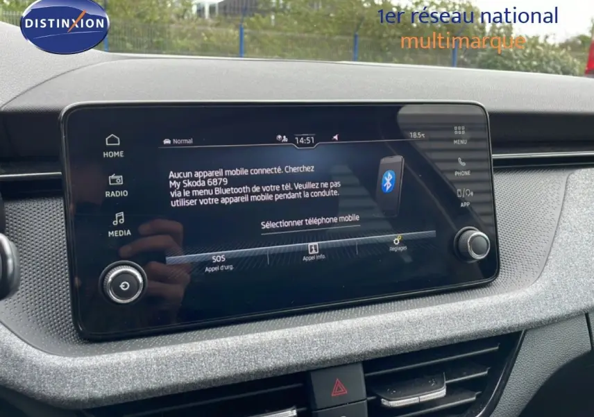 Écran tactile central du tableau de bord de la Skoda Scala noir magique métal, affichant le menu Bluetooth.
