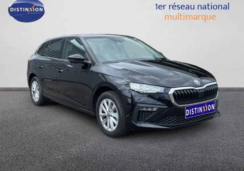 Vue 3/4 avant droite d’une Skoda Scala noire métallisée avec calandre chromée et jantes argentées sur fond neutre.
