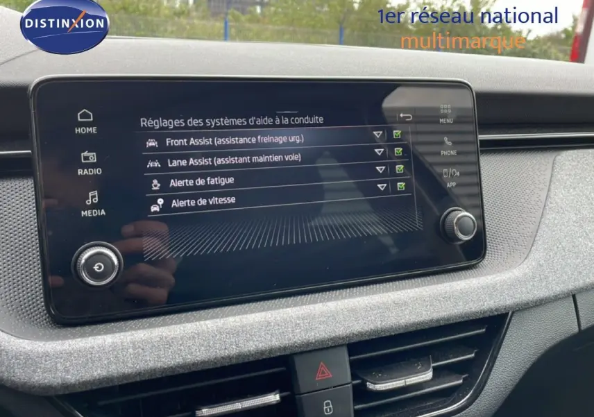Écran tactile central du tableau de bord de la Skoda Scala 2025, affichant les réglages d'aides à la conduite.