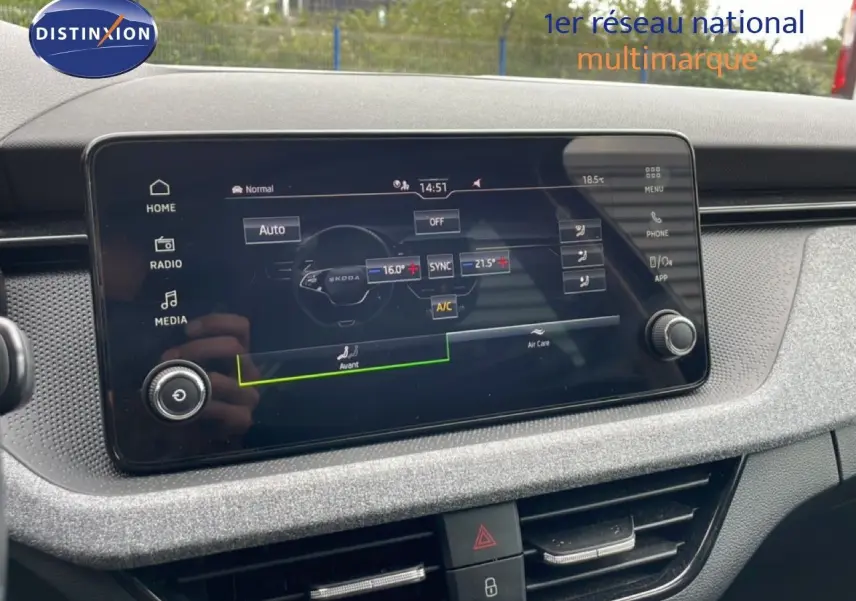 Écran tactile central de la Skoda Scala 2025 en noir magique métal, affichant les réglages de climatisation.