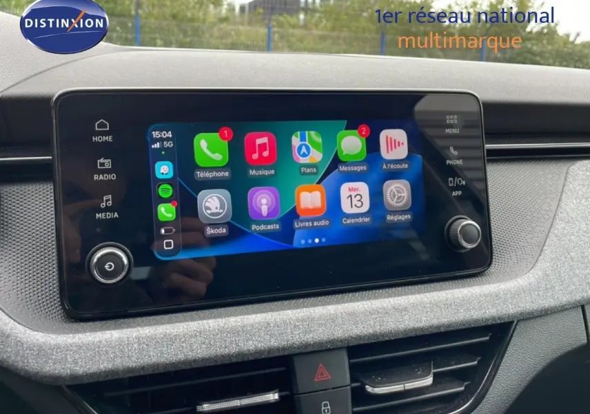 Écran tactile central de la Skoda Scala 2025 en noir magique métal, affichant l'interface multimédia connectée.