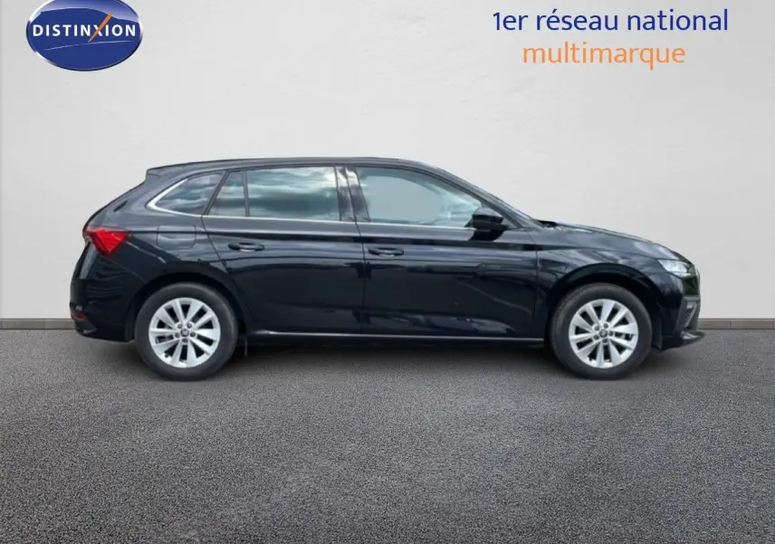 Profil droit d'une Skoda Scala 1.0 TSI 115CH finition Selection en noir magique métal, avec jantes alliage et vitres teintées.