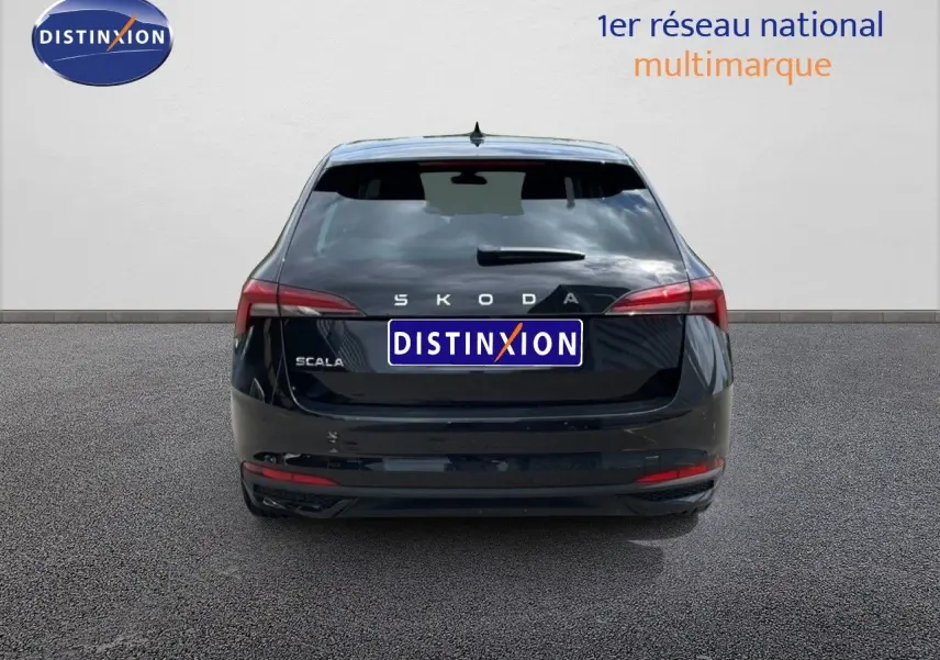 Vue arrière d'une Skoda Scala 2025 en noir magique métal, avec feux arrière allongés et logo distinctif visible.