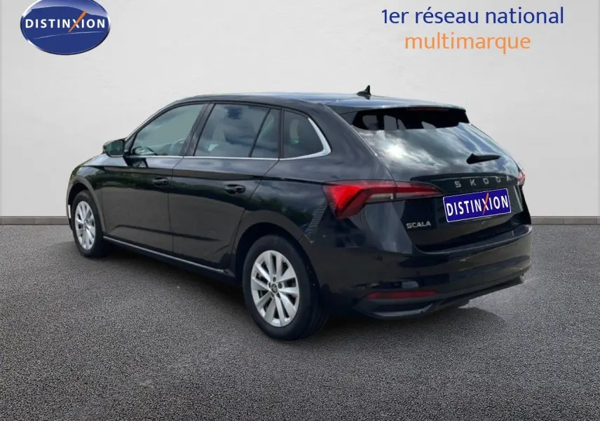 Vue 3/4 arrière droite d'une Skoda Scala noire métallisée avec jantes alliage et feux arrière LED distinctifs.