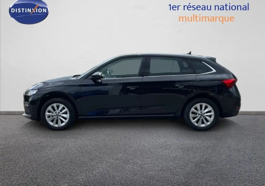 Profil droit d'une Skoda Scala 2025 noir magique métal, avec jantes alliage et vitres teintées.