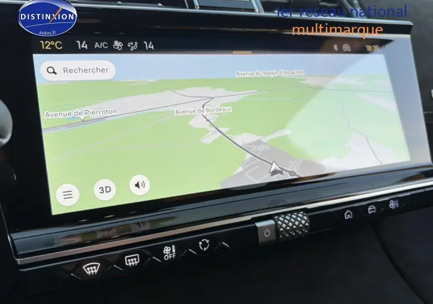 Écran tactile du système de navigation du DS7 noir, vue rapprochée de la console centrale intérieure.