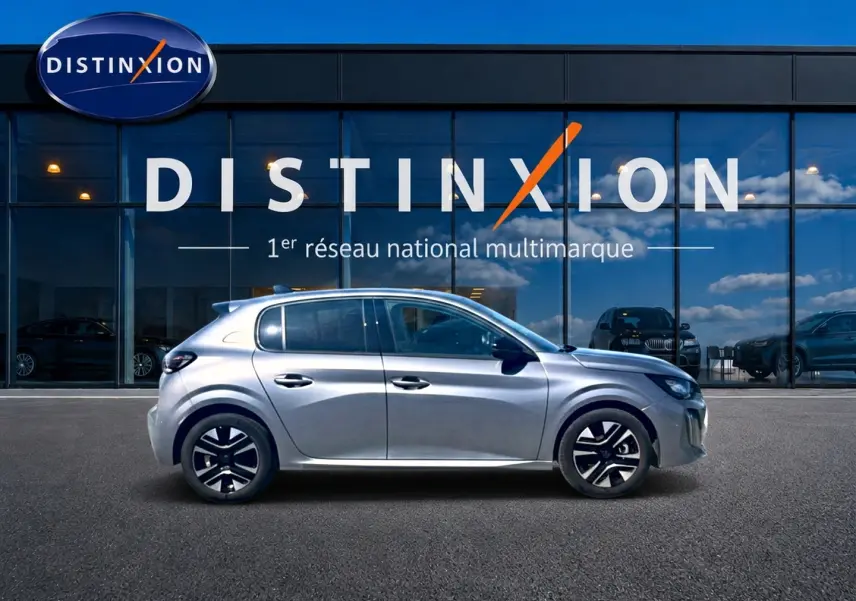 Profil droit d’une Peugeot 208 1.2 100 Allure gris Artense devant une vitrine Distinxion.