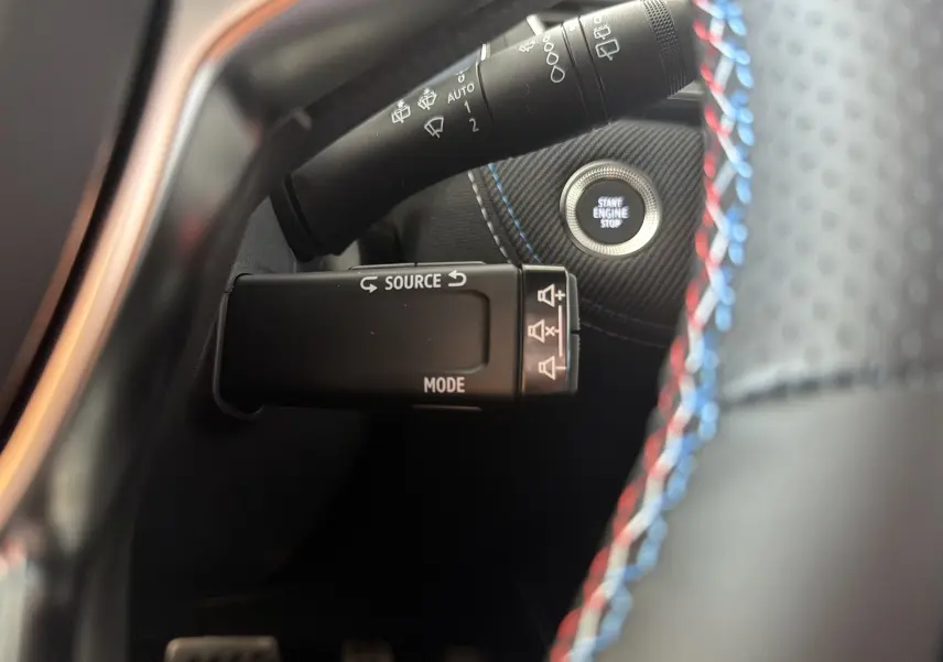 Gros plan sur la commande multimédia et le bouton start/stop du tableau de bord du Renault Captur E-Tech 160 Esprit Alpine.