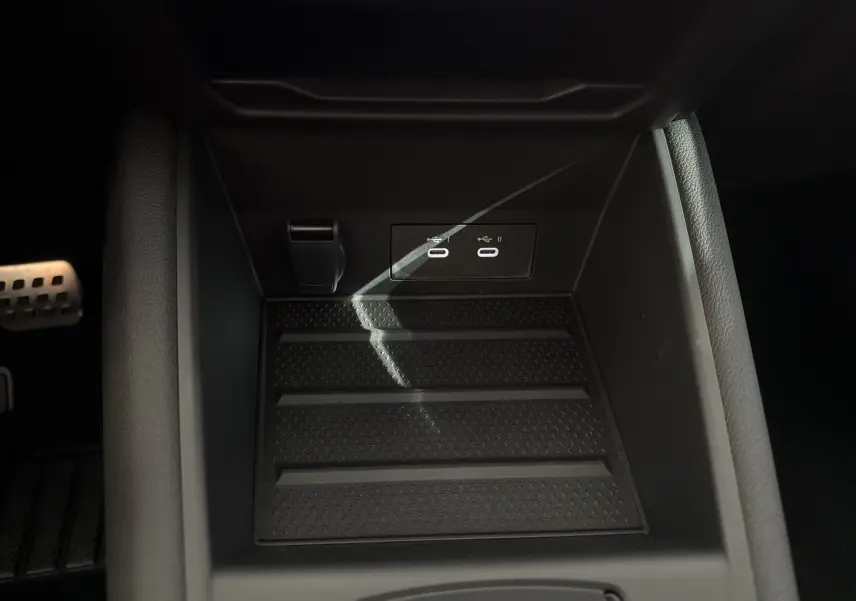 Gros plan sur la console centrale noire du Renault Captur E-Tech 160 Esprit Alpine, avec ports USB-C et prise 12V.