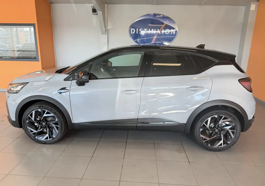Profil droit du Renault Captur E-Tech 160 Esprit Alpine 2026 en gris Rafale bi-ton avec jantes aluminium 19 pouces.