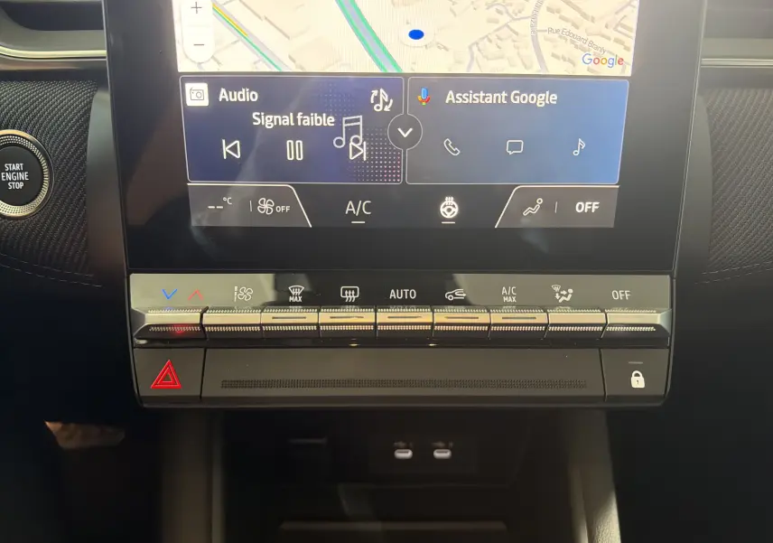 Vue rapprochée de la console centrale du Renault Captur E-Tech 160 Esprit Alpine avec écran tactile et commandes climatisation.