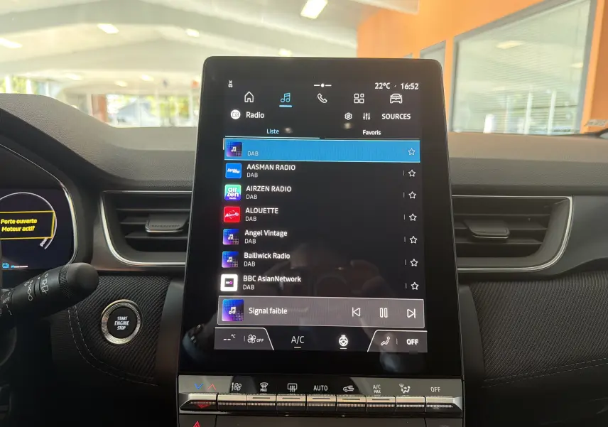 Vue intérieure centrée sur l'écran tactile vertical du tableau de bord du Renault Captur E-Tech 160 Esprit Alpine.