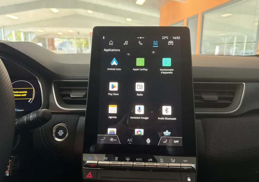 Vue intérieure centrée sur l’écran tactile vertical du tableau de bord du Renault Captur E-Tech 160 Esprit Alpine.