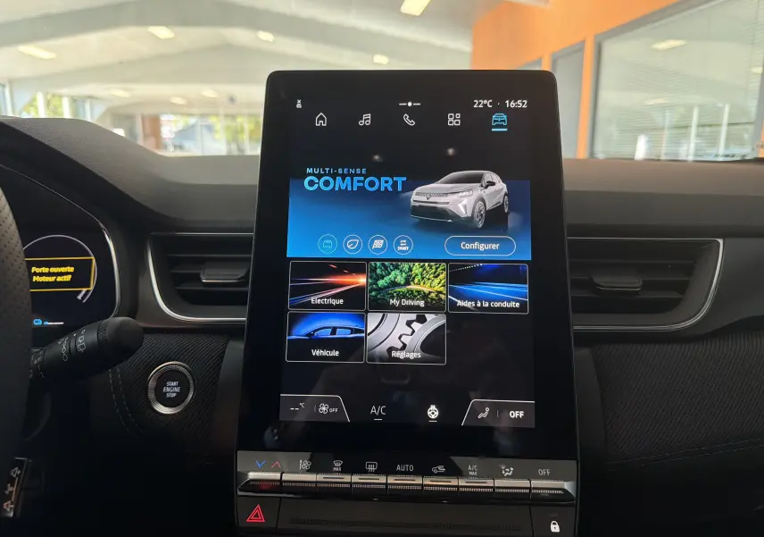 Vue intérieure centrée sur l’écran tactile vertical du tableau de bord du Renault Captur E-Tech 160 Esprit Alpine.