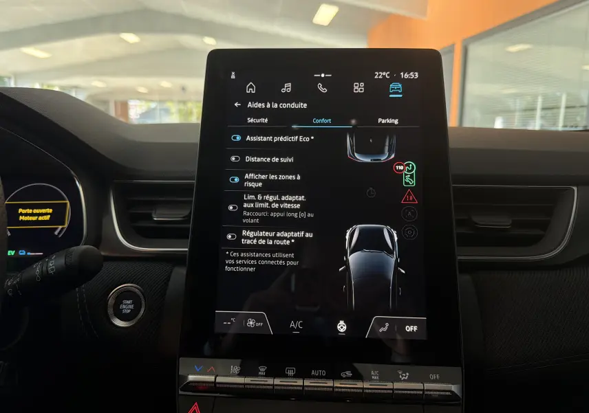 Vue intérieure centrée sur l'écran tactile du tableau de bord du Renault Captur E-Tech 160 Esprit Alpine, affichant les aides à la conduite.