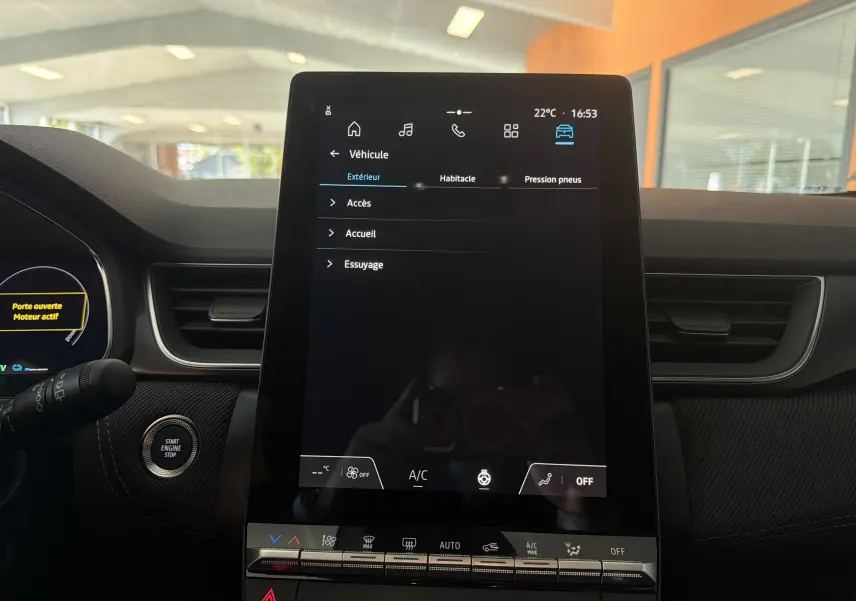 Vue intérieure centrée sur l'écran tactile vertical du tableau de bord du Renault Captur E-Tech 160 Esprit Alpine.