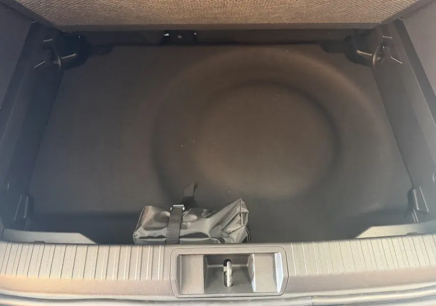 Coffre ouvert du Renault Captur E-Tech 160 Esprit Alpine, vue de dessus, intérieur noir avec rangement sous plancher.