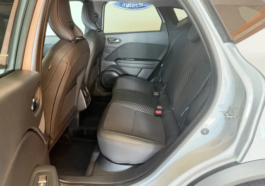Vue intérieure côté droit des sièges arrière noirs avec surpiqûres bleues du Renault Captur E-Tech 160 Esprit Alpine gris Rafale.