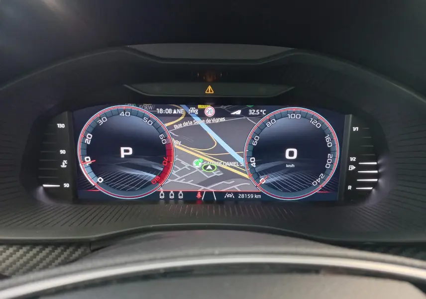 Tableau de bord numérique du Skoda Kamiq 2024, affichage de la vitesse et navigation, vue frontale intérieure.