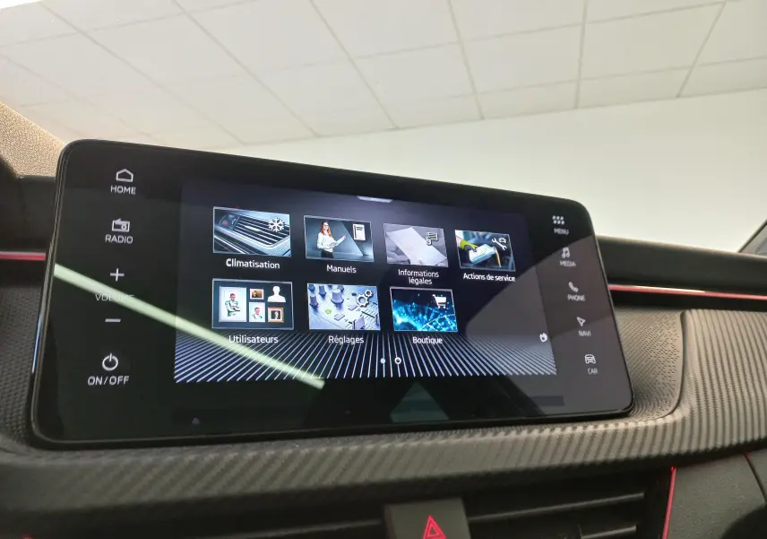 Écran tactile central du Skoda Kamiq 2024 Monte Carlo, affichant le menu des réglages, avec finition carbone et touches tactiles.