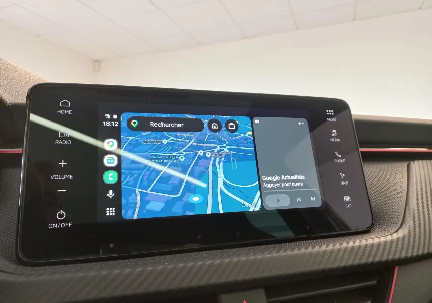 Écran tactile central du Skoda Kamiq Monte Carlo 2024 en gros plan avec navigation et interface multimédia.