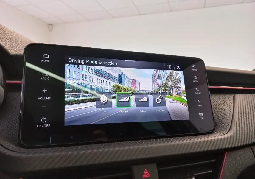 Écran tactile intérieur du Skoda Kamiq 2024 Monte Carlo montrant la sélection du mode de conduite, finition gris graphite.