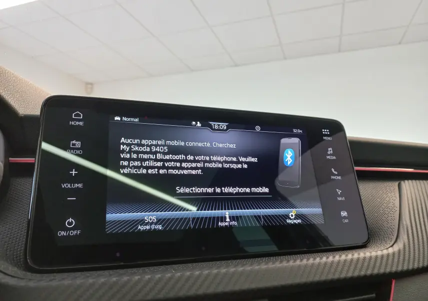 Écran tactile central de la Skoda Kamiq Monte Carlo 2024 en gros plan, avec interface Bluetooth affichée.