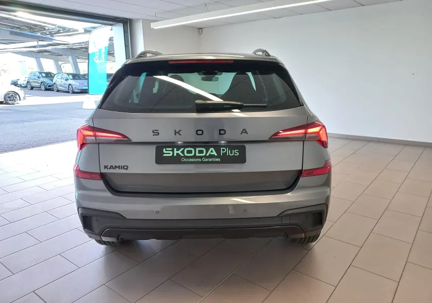 Vue arrière d'un Skoda Kamiq 1.5 TSI Monte Carlo gris graphite, avec feux LED et logo SKODA visible.