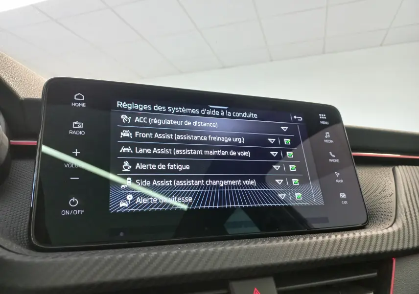 Écran tactile du système d’aide à la conduite du Skoda Kamiq 2024 Monte Carlo, vue intérieure centrée sur la console.