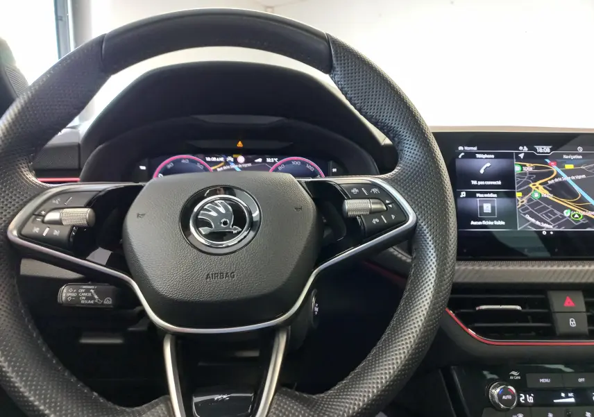 Vue rapprochée du volant perforé et du tableau de bord numérique du Skoda Kamiq Monte Carlo gris graphite 2024.