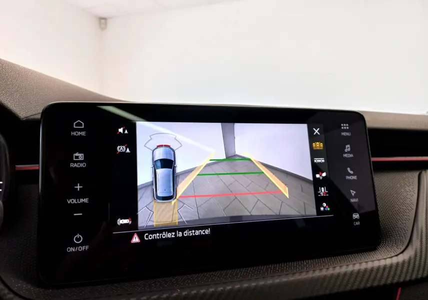 Écran multimédia du Skoda Kamiq Monte Carlo 2024 montrant la caméra de recul avec guidage de trajectoire en gris graphite.