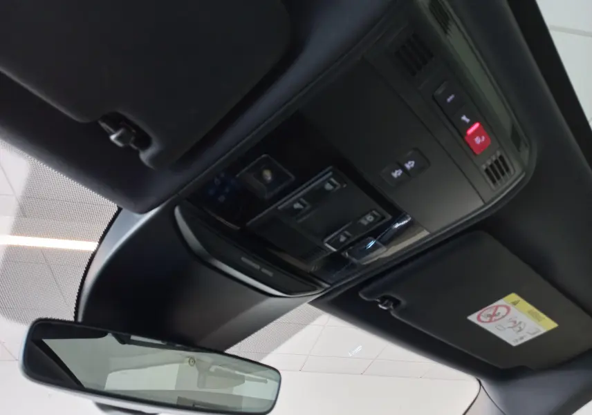 Vue intérieure du plafond avant du Skoda Kamiq 2024 gris graphite, montrant les commandes d’éclairage et le rétroviseur central.