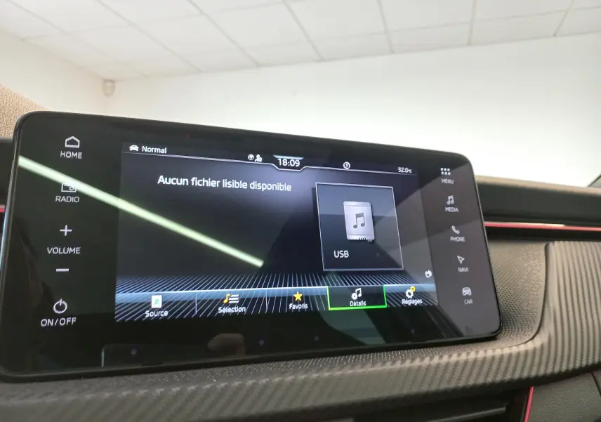 Écran tactile central du Skoda Kamiq Monte Carlo 2024 montrant l'interface multimédia USB, avec finition carbone et liseré rouge.