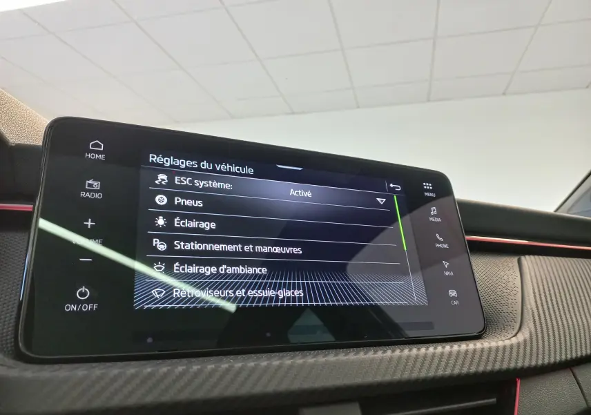 Écran tactile du système multimédia du Skoda Kamiq 2024 Monte Carlo avec interface de réglages du véhicule.