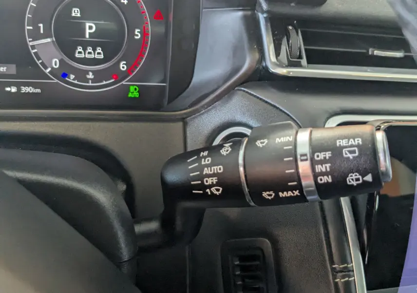 Détail du commodo d'essuie-glace et du tableau de bord numérique du Range Rover Velar noir, version 2020.