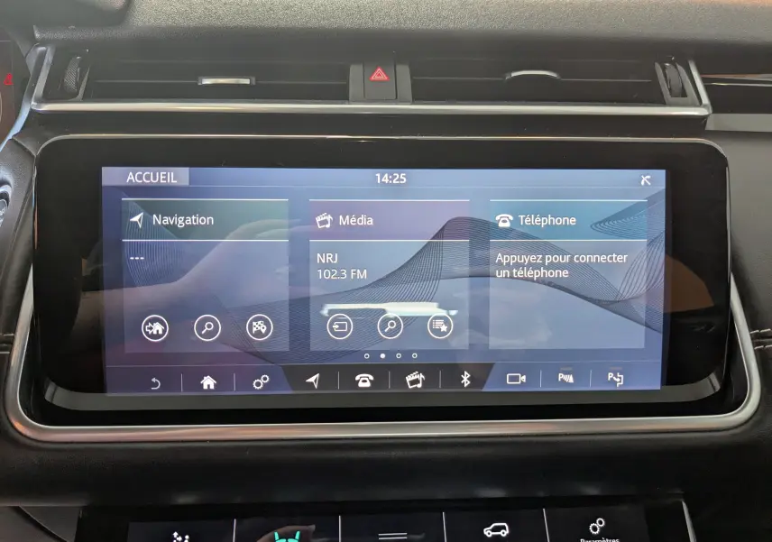 Écran tactile central du Range Rover Velar 2020 affichant les menus navigation, média et téléphone dans un intérieur noir.