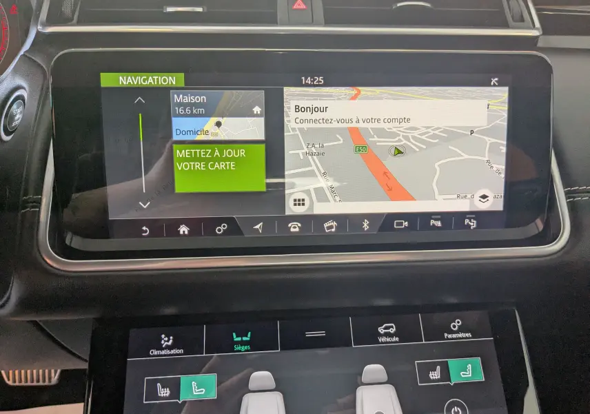 Écran tactile central du Range Rover Velar 2020 noir montrant la navigation et le réglage des sièges chauffants.