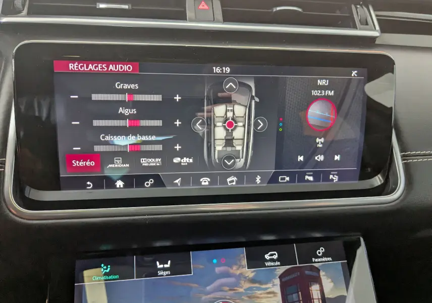 Écran tactile central du Range Rover Velar noir 2020 montrant les réglages audio et climatisation intérieure.