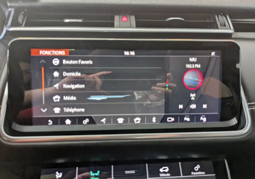 Écran tactile central du Range Rover Velar 2020 noir, affichant le menu principal avec options multimédia et navigation.