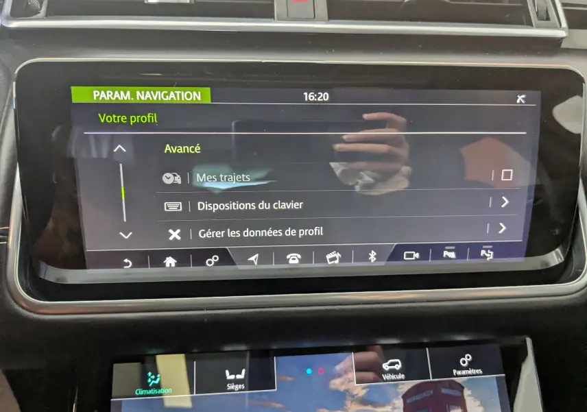 Écran tactile central du Range Rover Velar 2020 affichant les paramètres de navigation et climatisation.